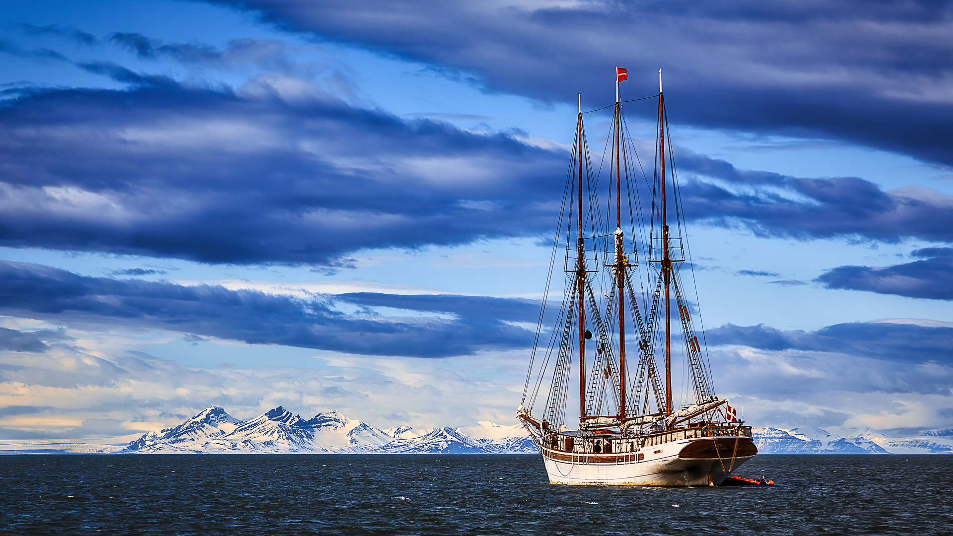 Segelschiff vor Longyearbyen