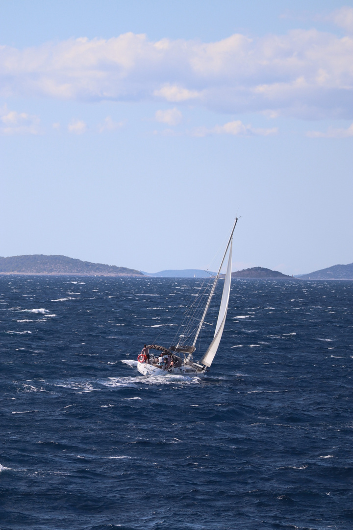 Segelschiff vor Primošten