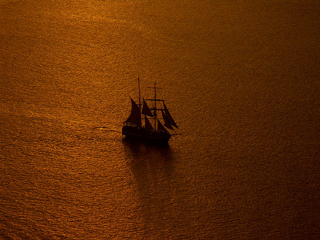 Segelschiff vor Santorini