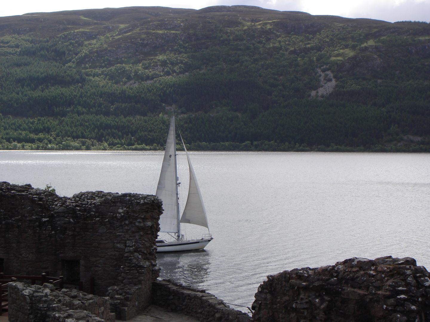 Segelschiff vor Urquhart Castle auf dem Loch Ness