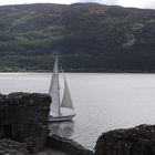 Segelschiff vor Urquhart Castle auf dem Loch Ness