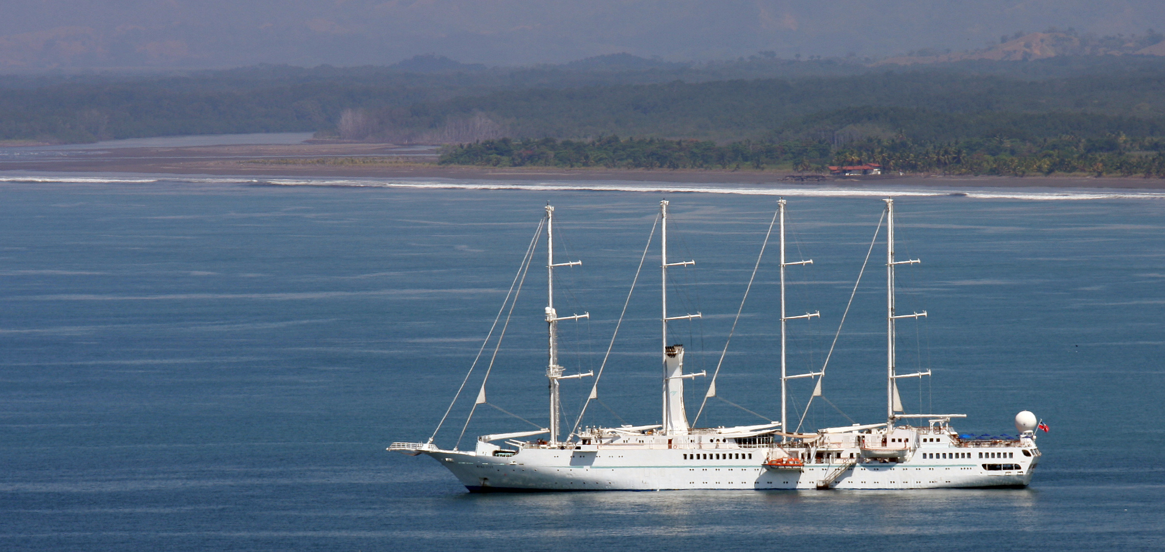 Segelschiff "Wind Spirit" in der Bucht vor Quepos, Costa Rica