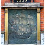 Segelschiffbild am Haus der Schiffergesellschaft