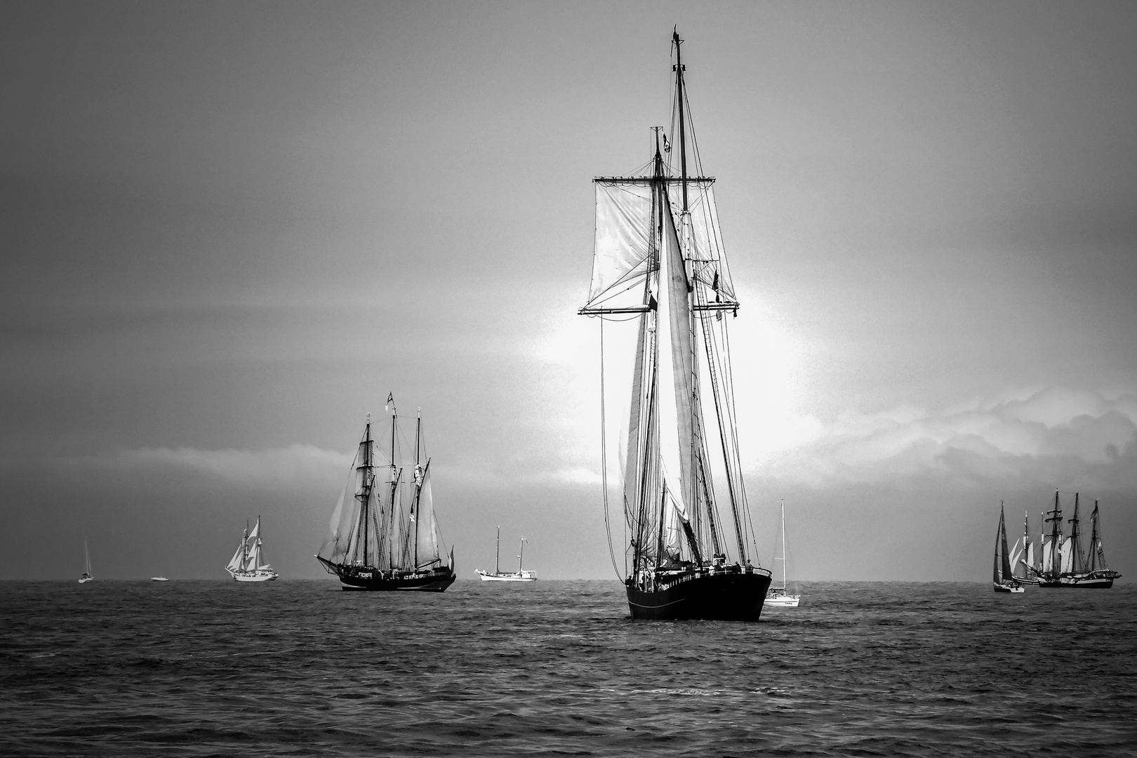 Segelschiffe bei der Abendausfahrt vor Warnemünde.