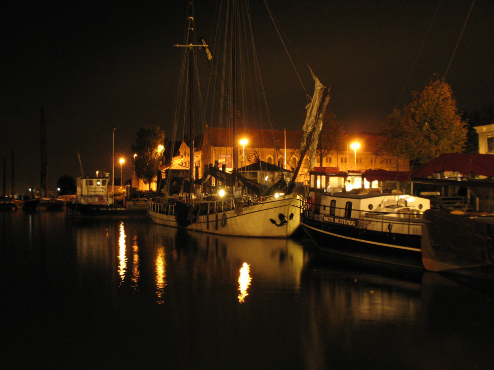 Segelschiffe bei Nacht