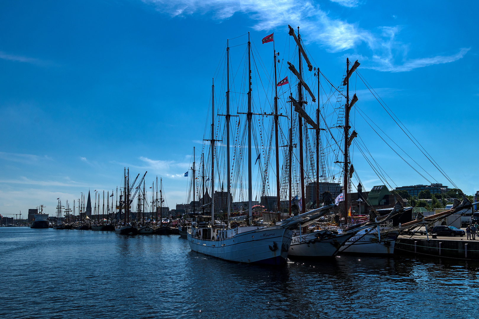 Segelschiffe im Gegenlicht