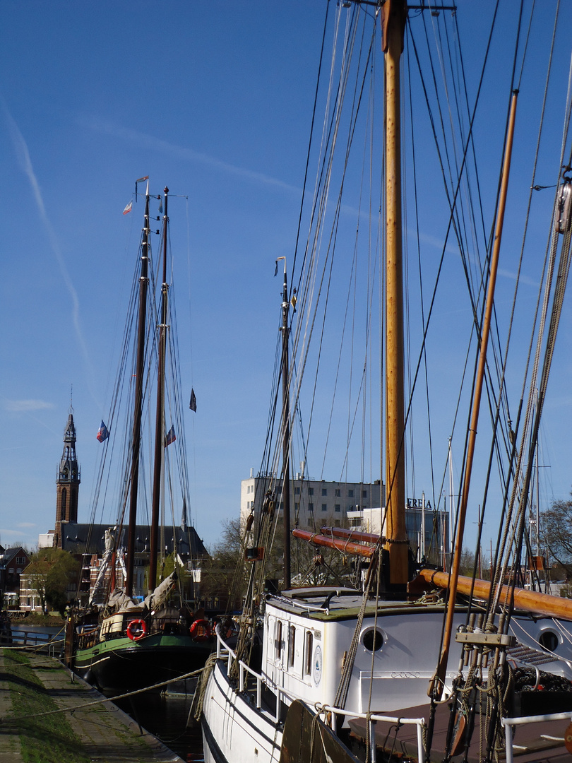 Segelschiffe mit hohen Masten