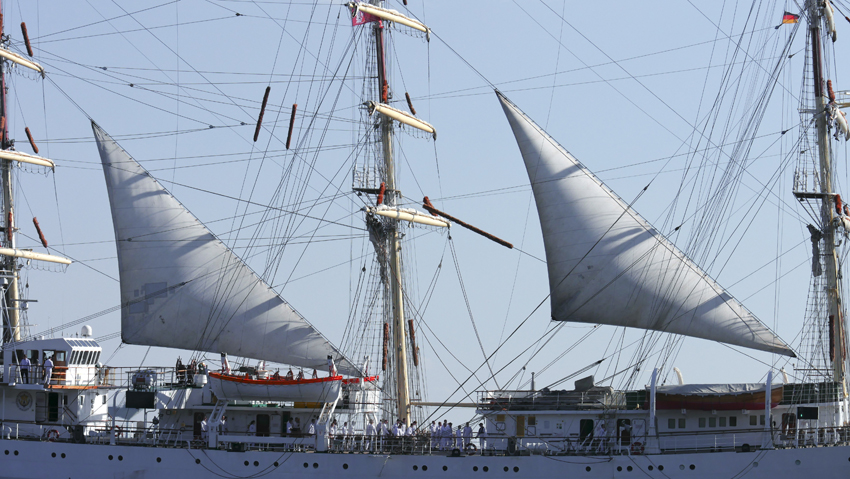 Segelschulschiff Dar Mlodziezy auf der Elbe