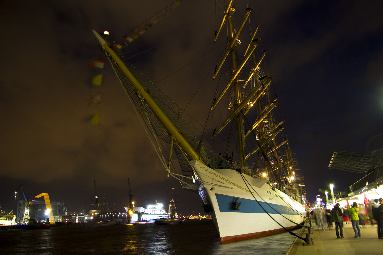 Segelschulschiff MIR beim 823. Hafengeburtstag