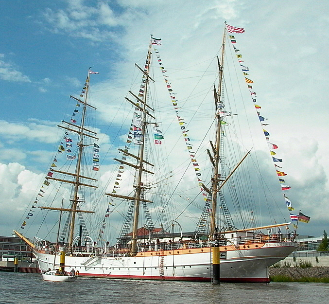 Segelschulschiff "Schulschiff Deutschland" An die Toppen geflaggt