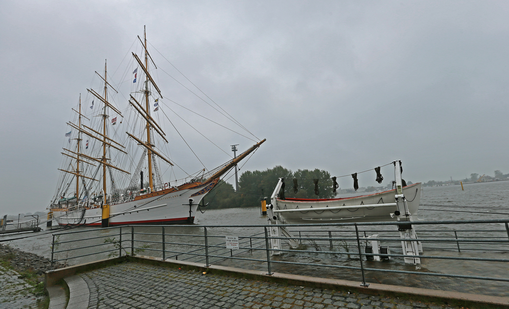 Segelschulschiff "Schulschiff Deutschland" -Hochwasser-