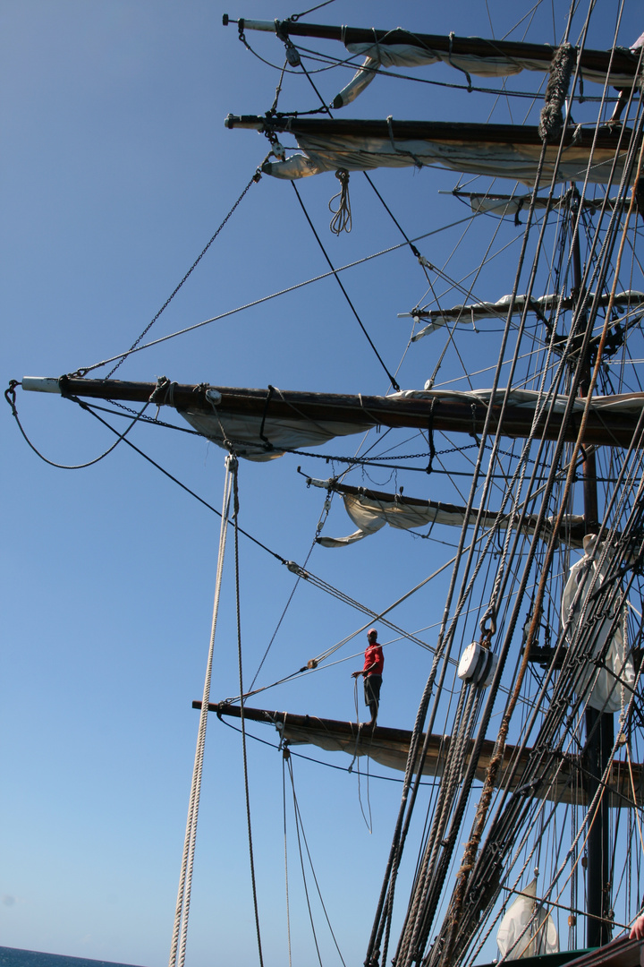 Segelsetzen bei der Brig Unicorn vor St. Lucia