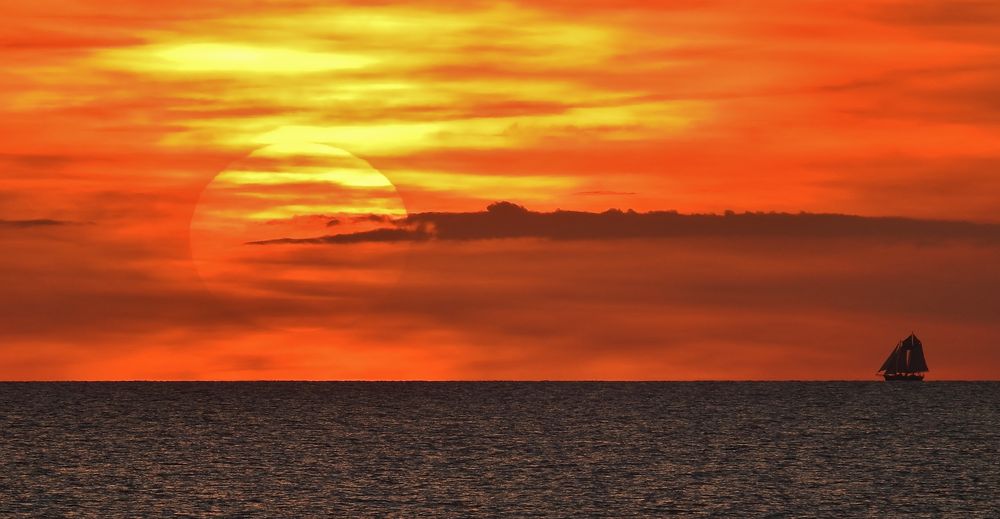 Segeltörn in den Sonnenuntergang- Ganz große Perspektive.