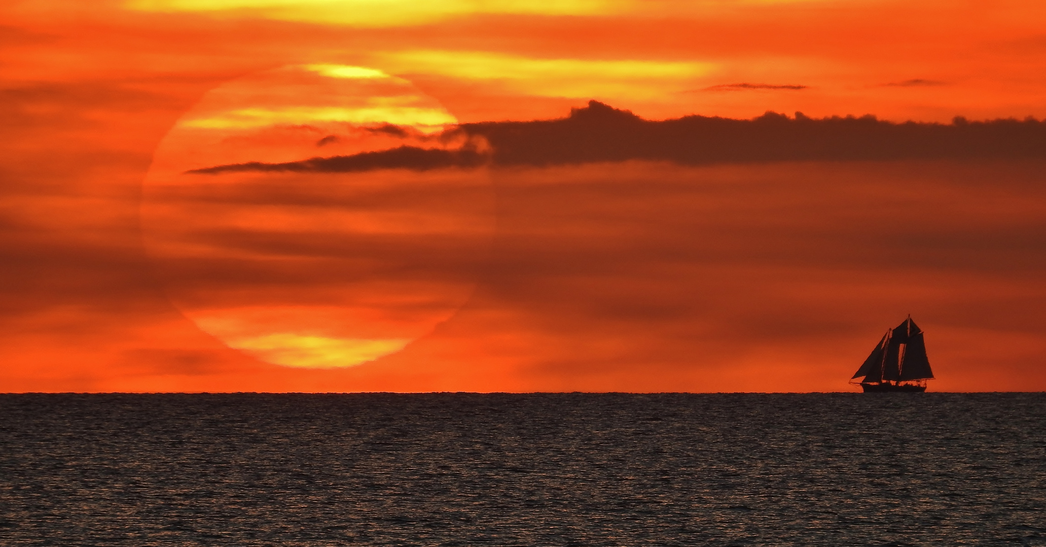 Segeltörn in den Sonnenuntergang- Große Perspektive