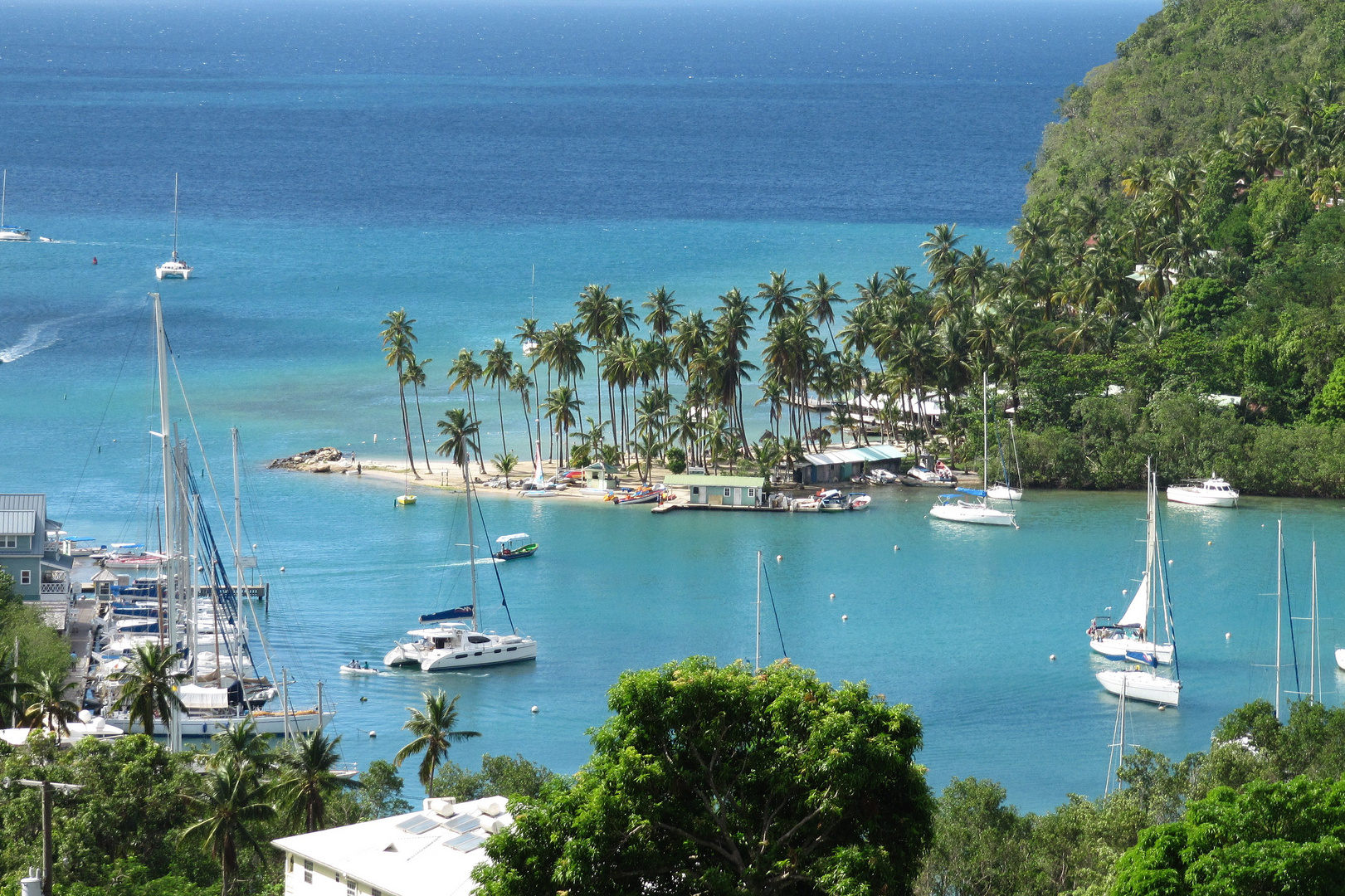 Segeltörn Karibik: Blick auf die Bucht von Marigot Bay, Location für viele Karibikfilme.