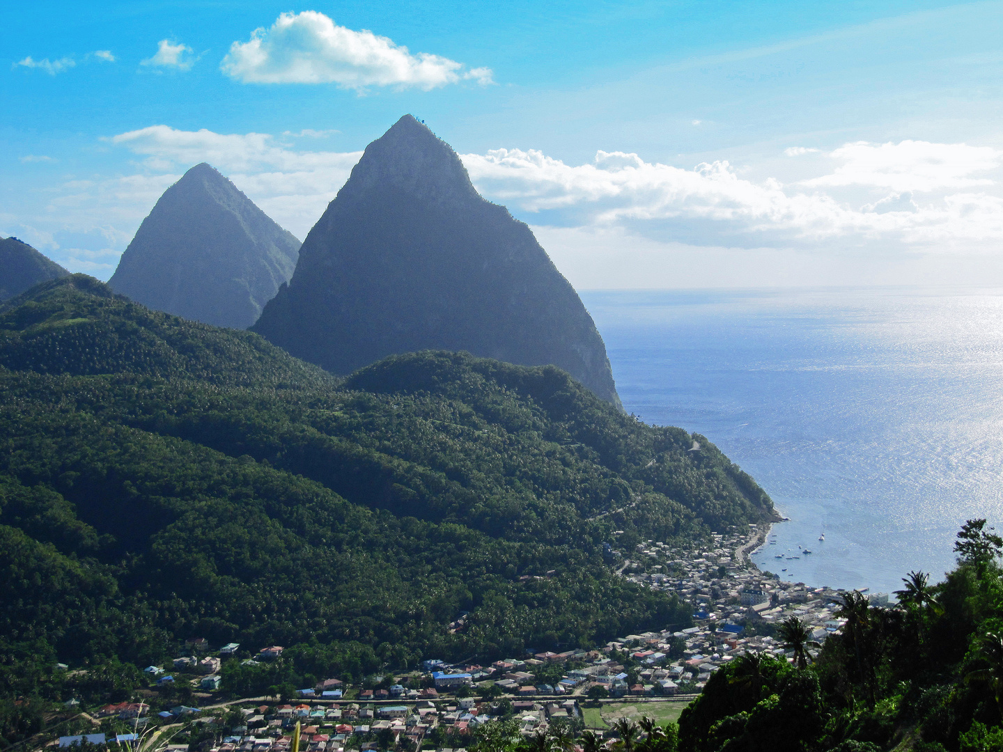 Segeltörn Karibik: Die "Pitons", Wahrzeichen der Insel St.Lucia, oberhalb der Stadt Soufriere