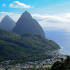 Segeltörn Karibik: Die "Pitons", Wahrzeichen der Insel St.Lucia, oberhalb der Stadt Soufriere