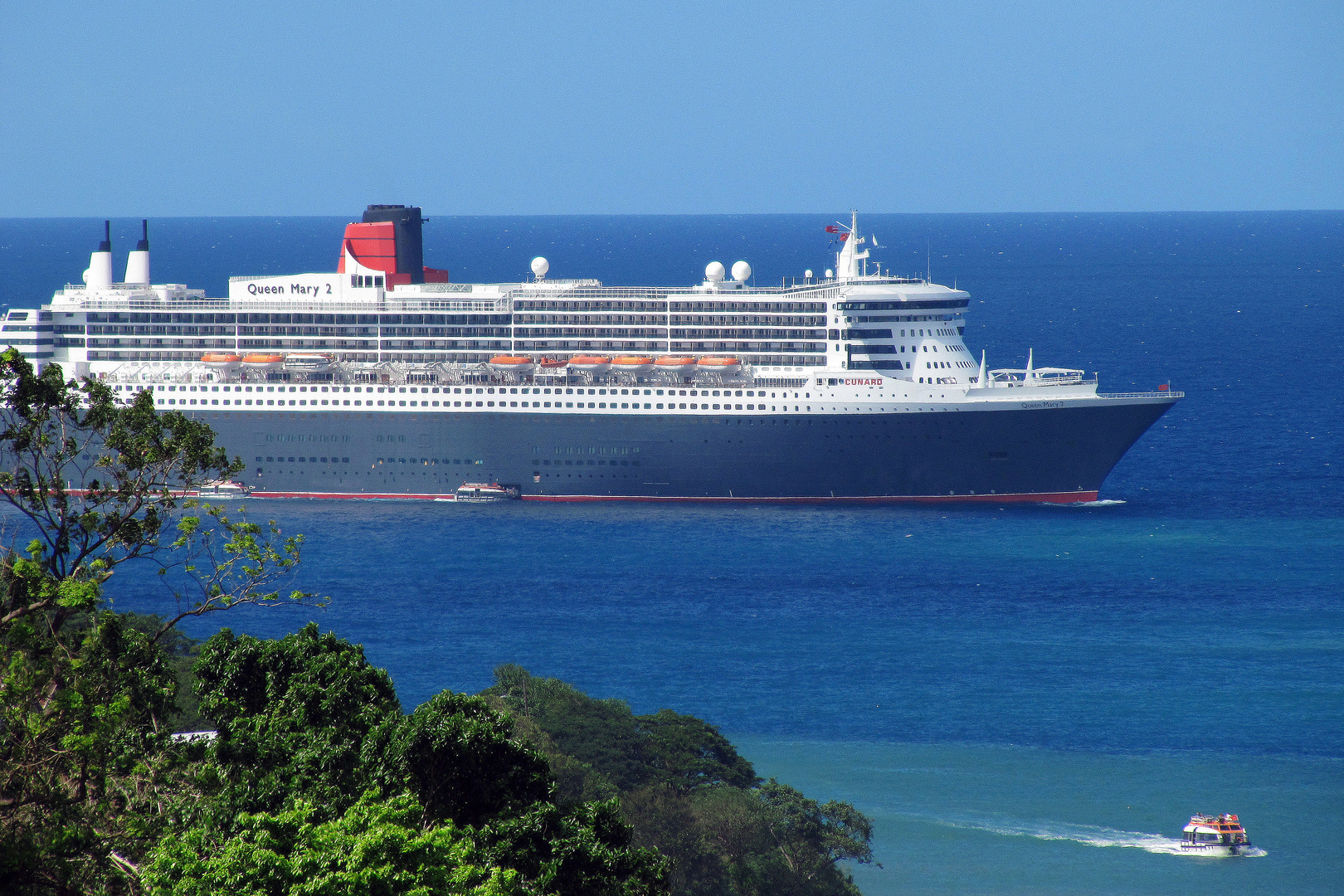 Segeltörn Karibik: Die Queen Mary II vor dem Hafen von Castries, St.Lucia