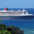 Segeltörn Karibik: Die Queen Mary II vor dem Hafen von Castries, St.Lucia