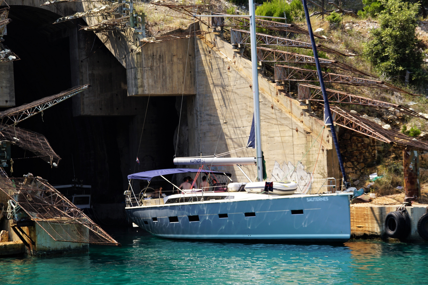 Segeltörn Kroatien, ehm. U-Boot-Bunker, Insel Brac