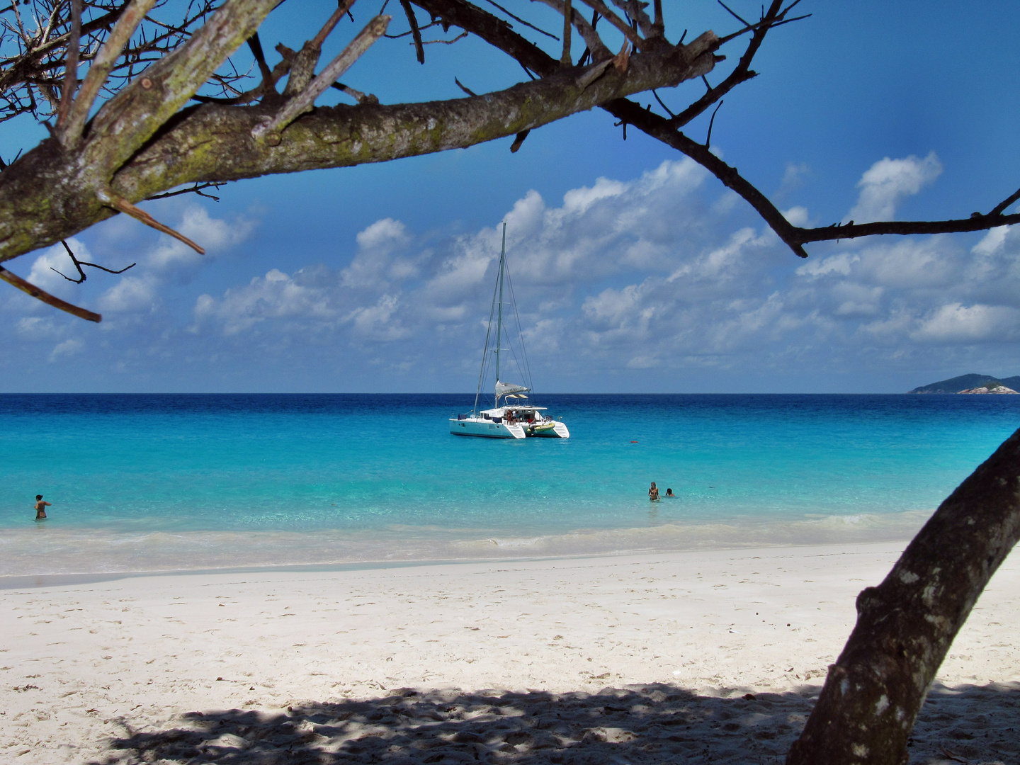 Segeltörn Seychellen: Ankern in der Anse Georgette, Insel Praslin. Den Strand für uns allein.