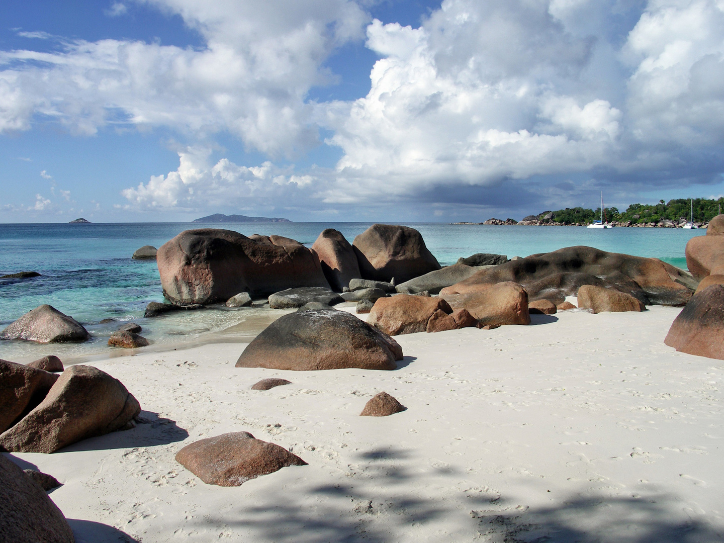 Segeltörn Seychellen: Ankern vor der Anse Lazio, Insel Praslin