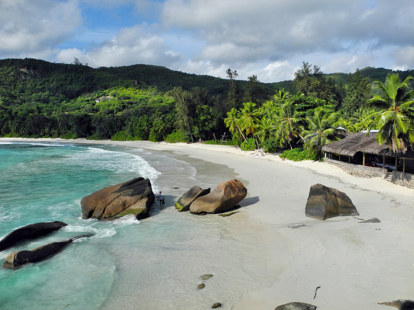 Segeltörn Seychellen: Anse Takamaka auf Mahe mit dem Strandhotel/ Restaurant Chez Batista