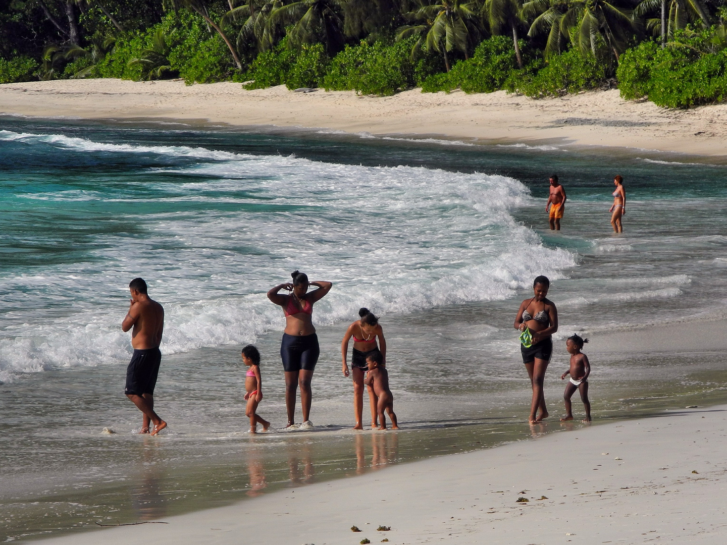 Segeltörn Seychellen: Anse Takamaka auf Mahe, Sonntags ist Familientag