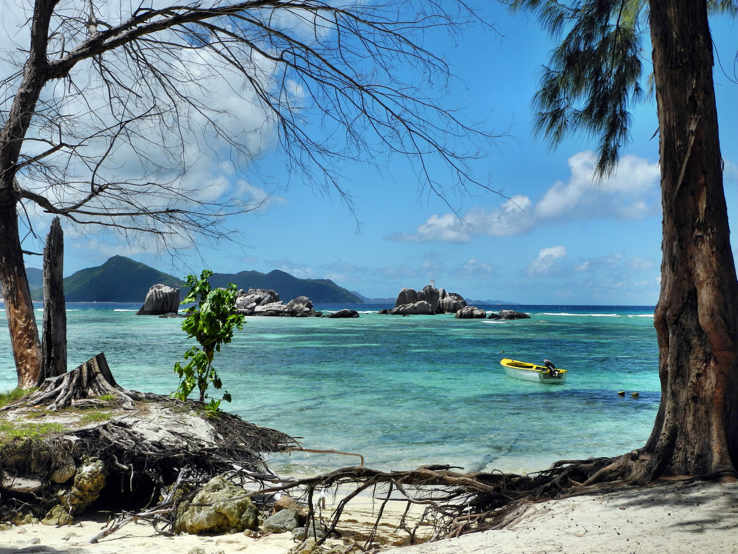 Segeltörn Seychellen: Blick von der Insel La Digue auf die Insel Praslin