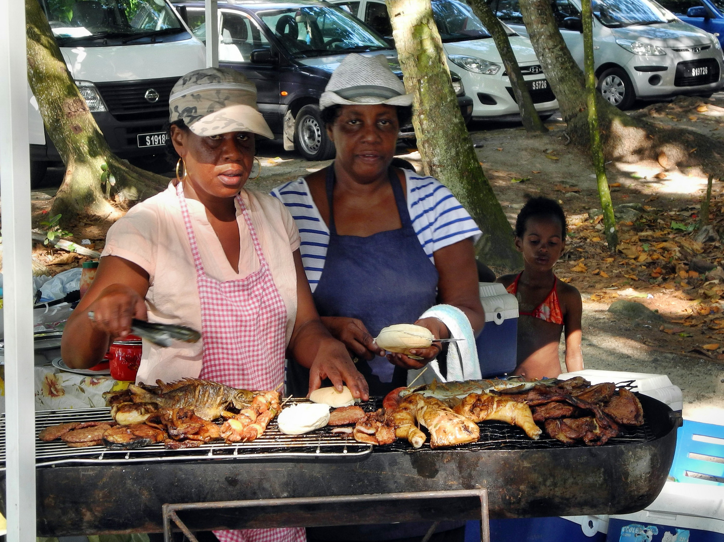 Segeltörn Seychellen: Gegrillte Köstlichkeiten am Strand von Mahe