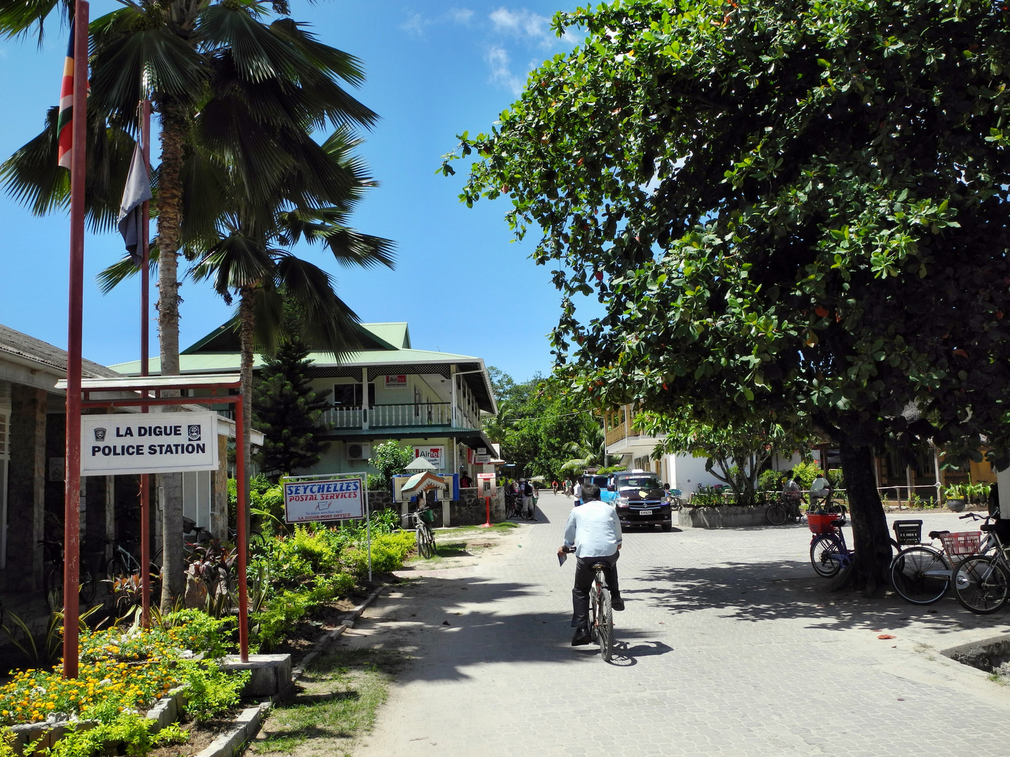 Segeltörn Seychellen: Hauptstraßenidylle in La Passe, Insel La Digue