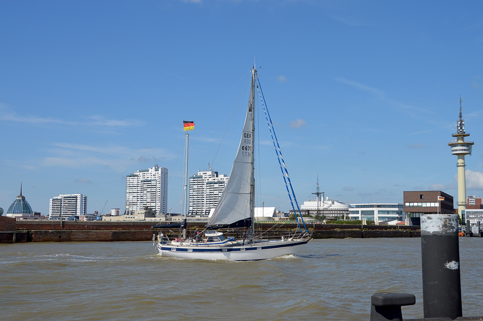 Segelyacht auf demWeg zur Doppelschleuse in Bremerhaven.