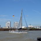 Segelyacht auf demWeg zur Doppelschleuse in Bremerhaven.