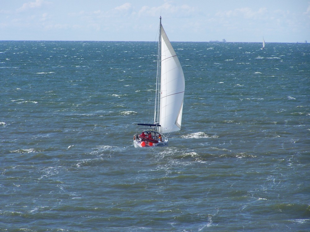 Segelyacht bei leichtem Seegang vor der Küste von Dänemark