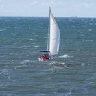 Segelyacht bei leichtem Seegang vor der Küste von Dänemark