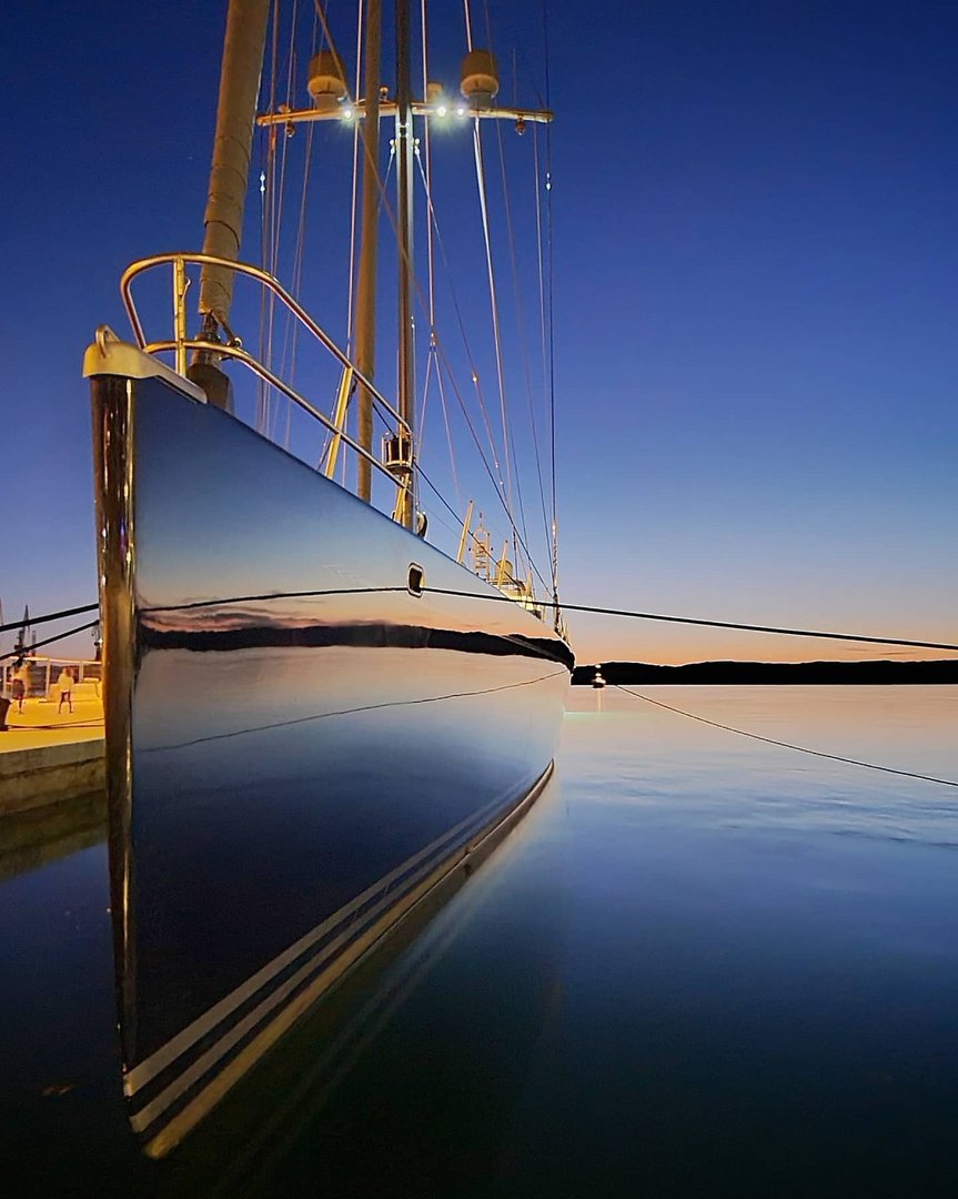 Segelyacht bei Sonnenuntergang