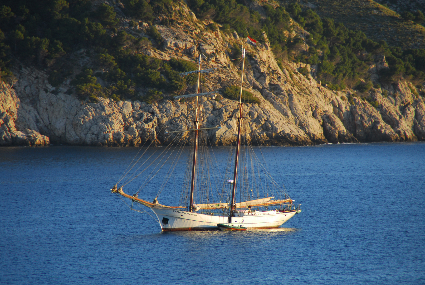 Segelyacht im Abendlicht