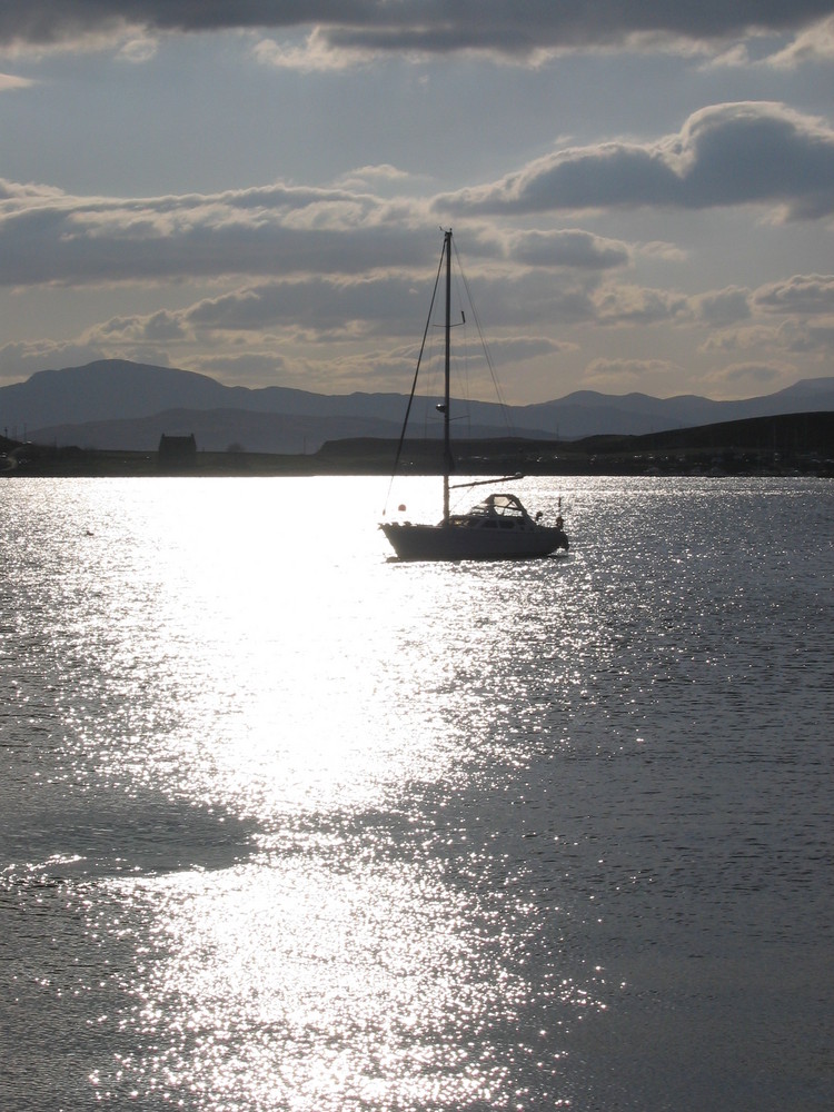 Segelyacht im Abendlicht