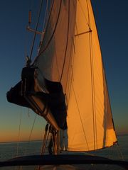 Segelyacht im Sonnenuntergang I