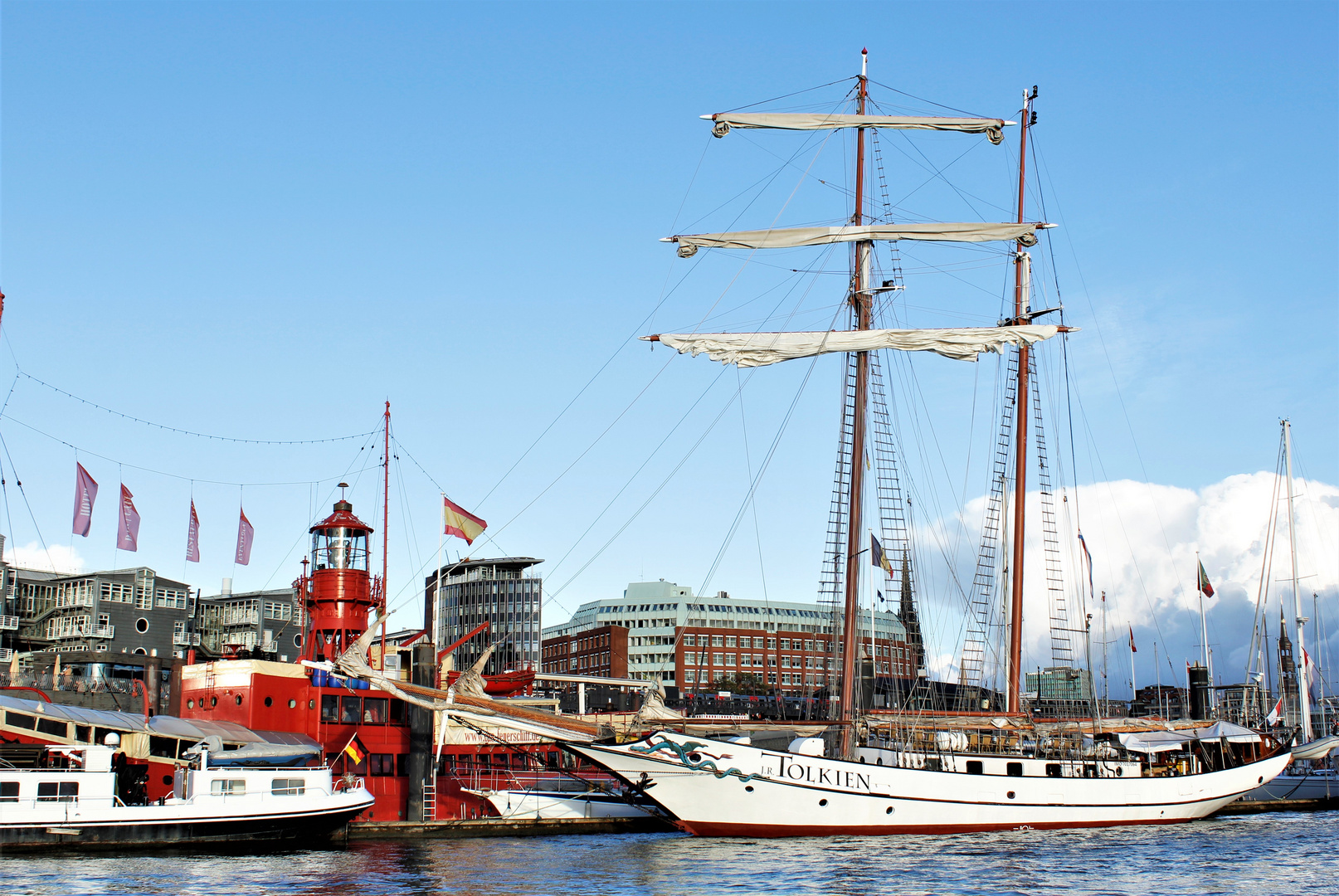 Segelyacht und Feuerschiff im Hamburger Hafen.