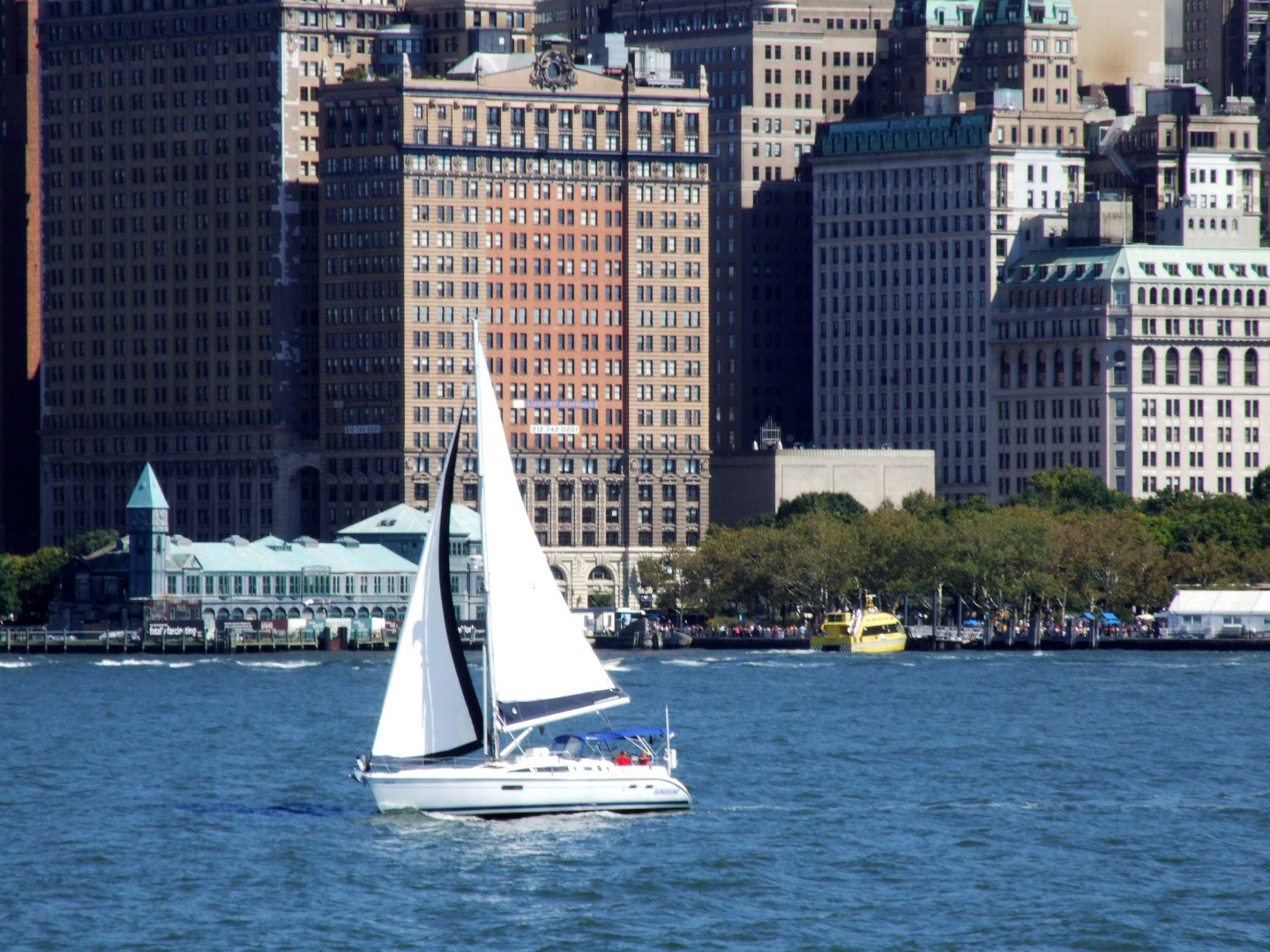 Segelyacht vor Skyline