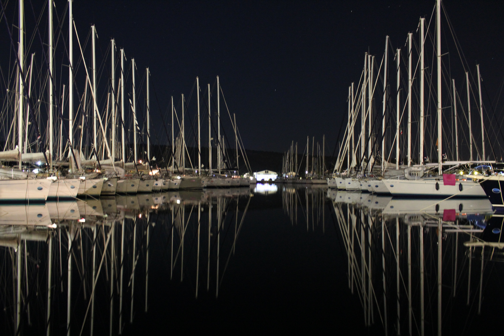 Segelyachten nachts im Hafen