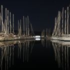 Segelyachten nachts im Hafen