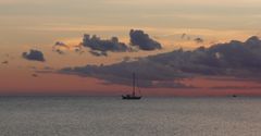 Seglelboot im Abendlicht