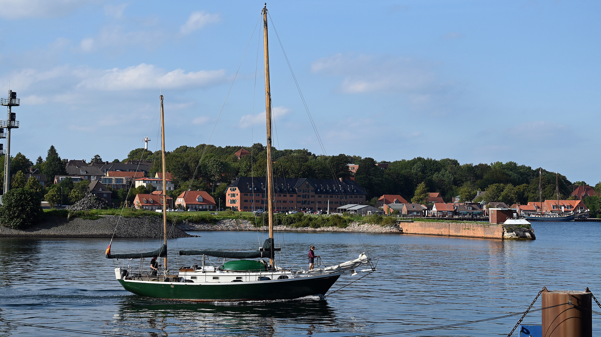 Segler bei der Ausfahrt aus der Schleuse Kiel Holtenau