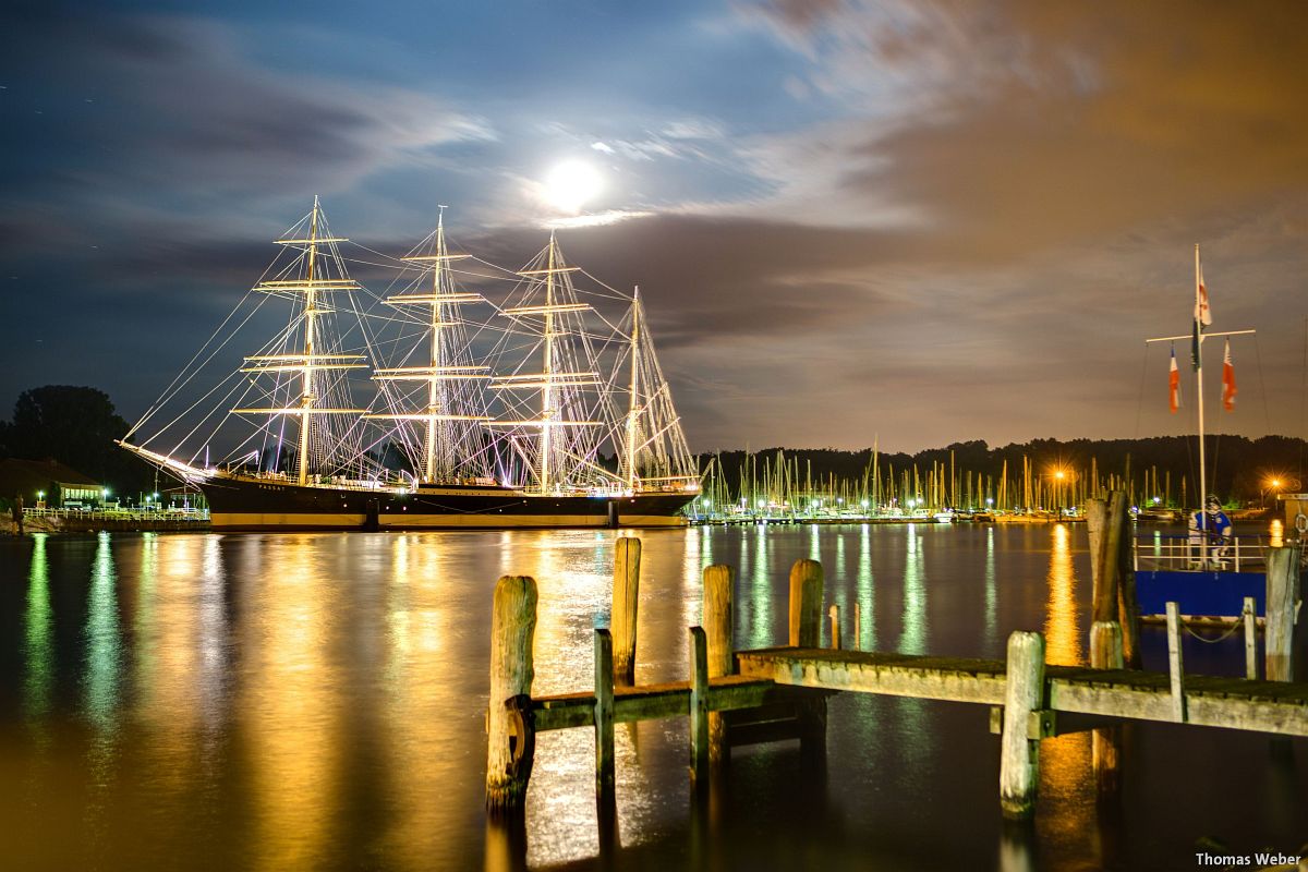 Segler bei Nacht in Travemünde.