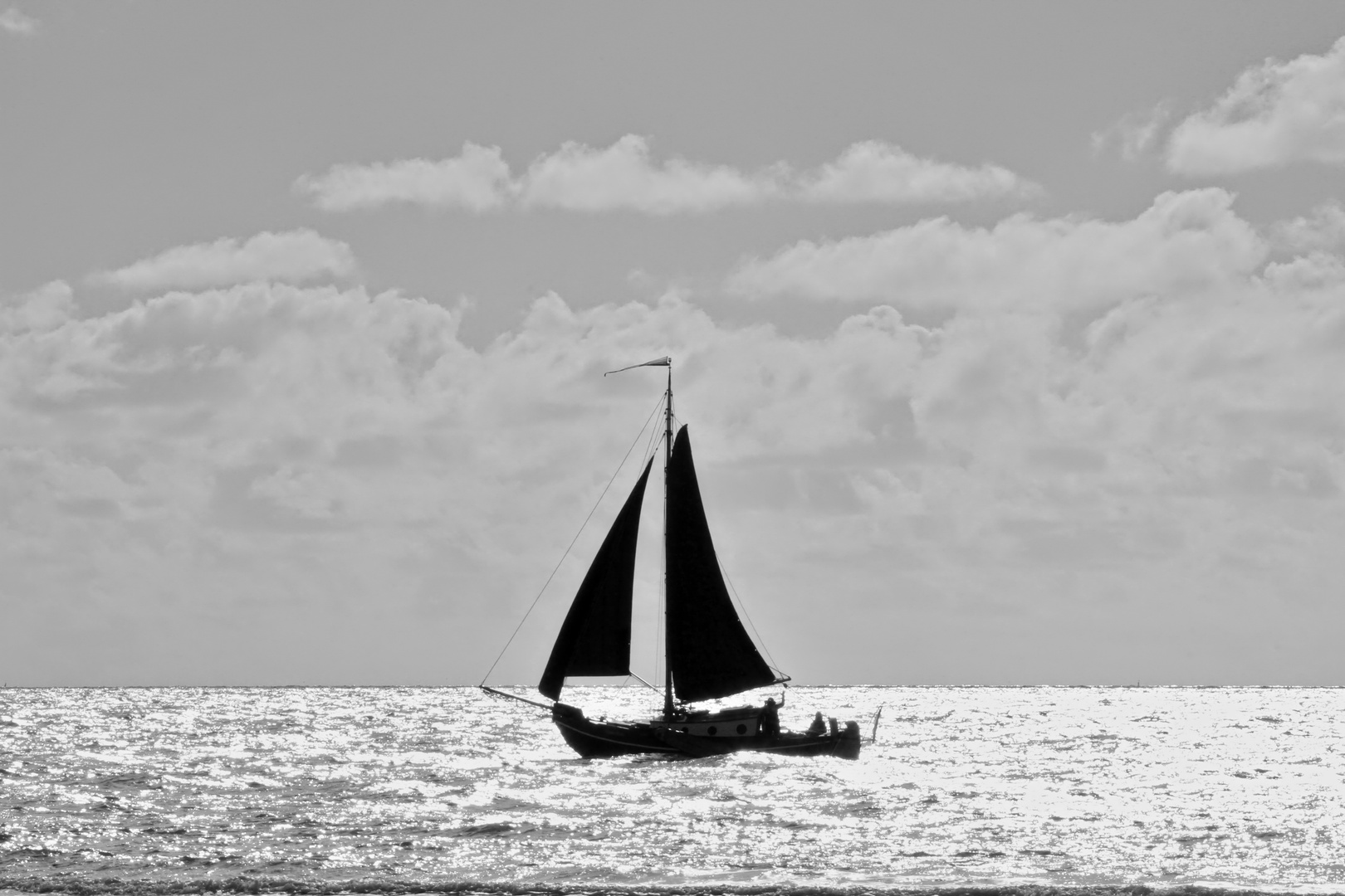 Segler dicht am Strand