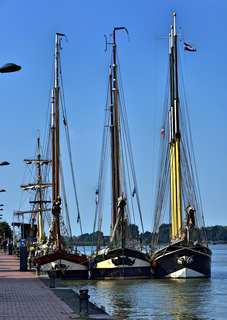 Segler im Hafen von Kampen Niederlande