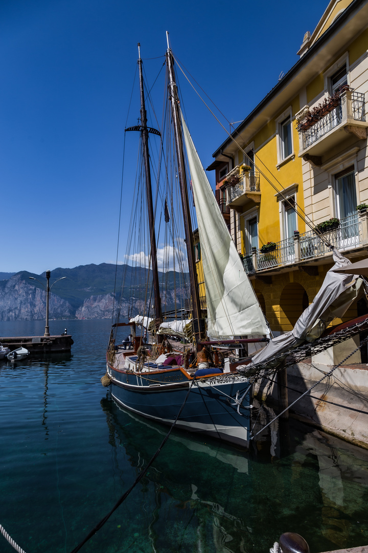 Segler im Yachthafen Limone