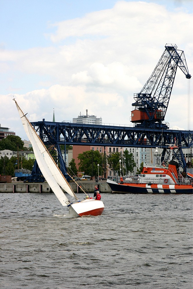 Segler vor dem Museumshafen in Rostock